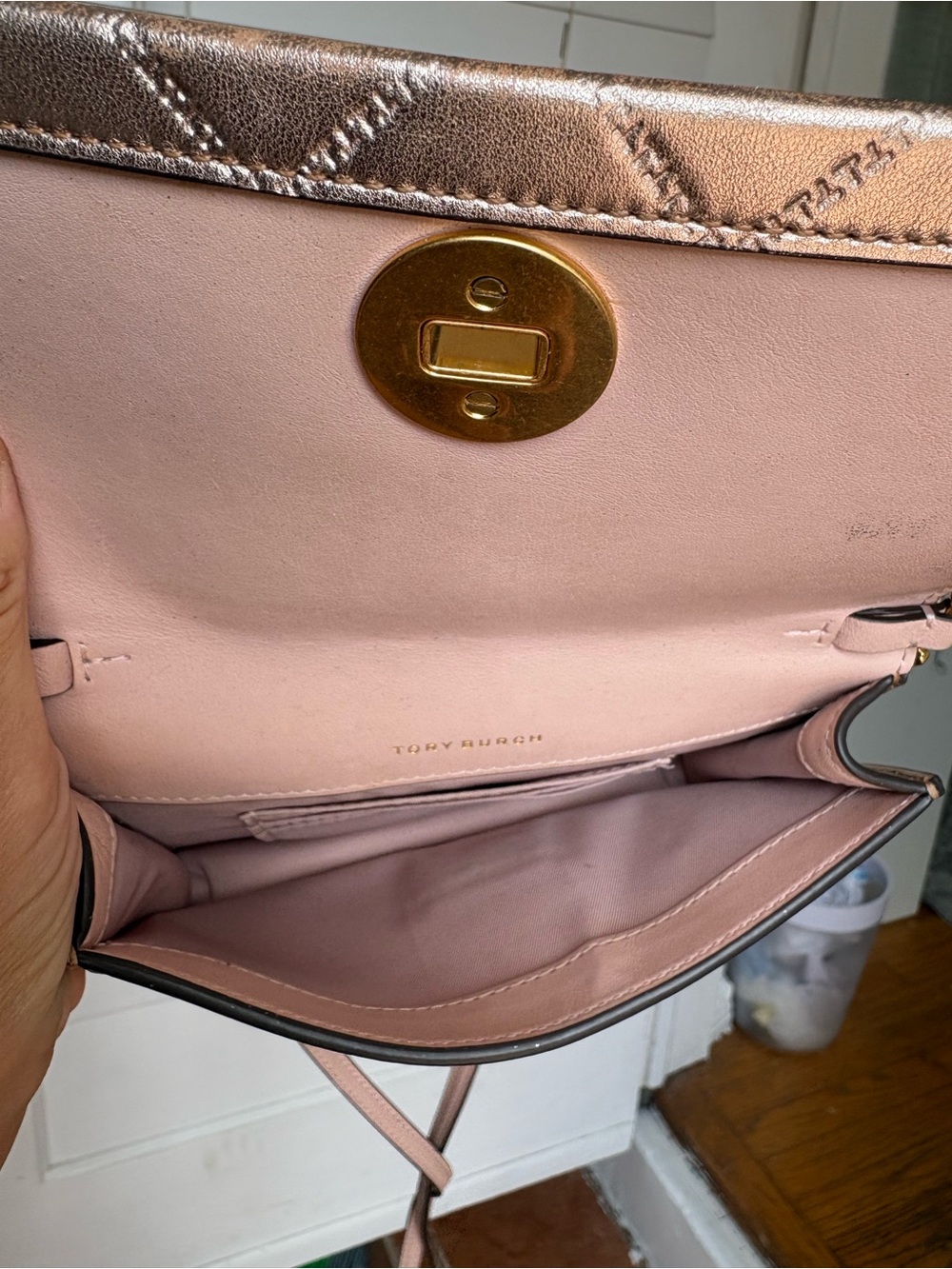 Tory Burch small Metallic Rose gold Crossbody bag with Gold-Tone Logo - used - Picture 6 of 7